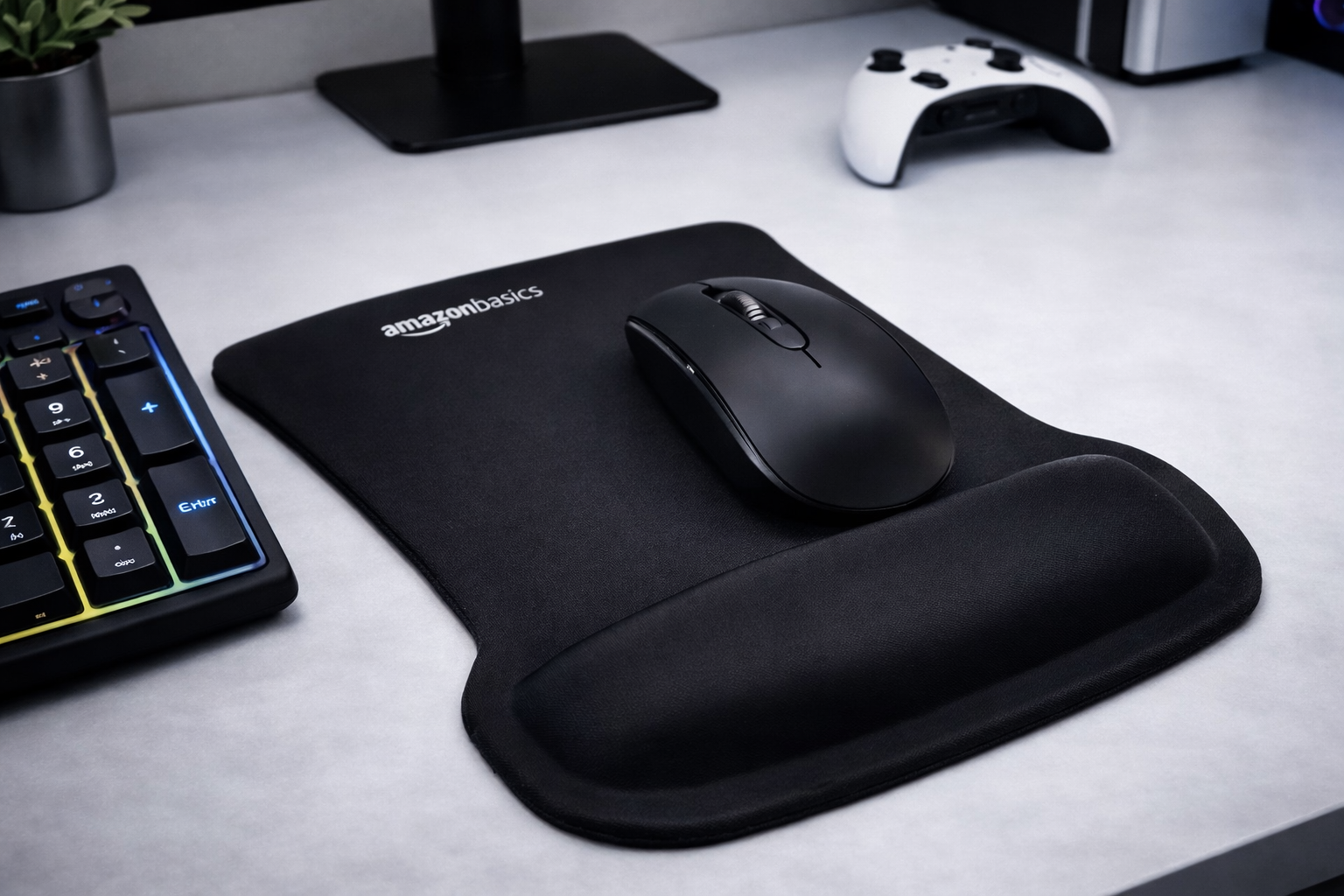 Amazon Basics Tapis de Souris irrégulier avec Repose-Poignet en Gel, 20 x 25 cm, Noir